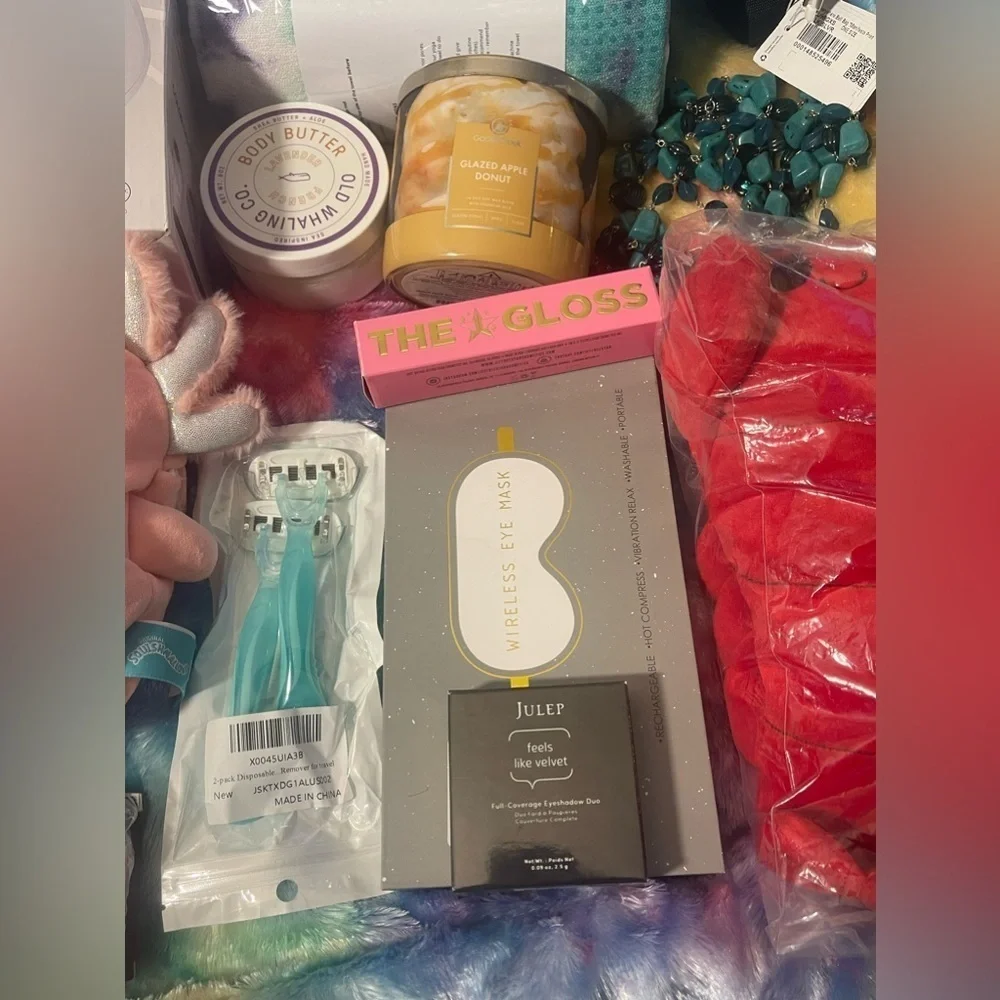 LARGE Amazon BEAUTY Box, Brand NEW 📦 🔥 NO JUNK, NO used products, 5 ⭐️ rating! - Picture 13 of 16